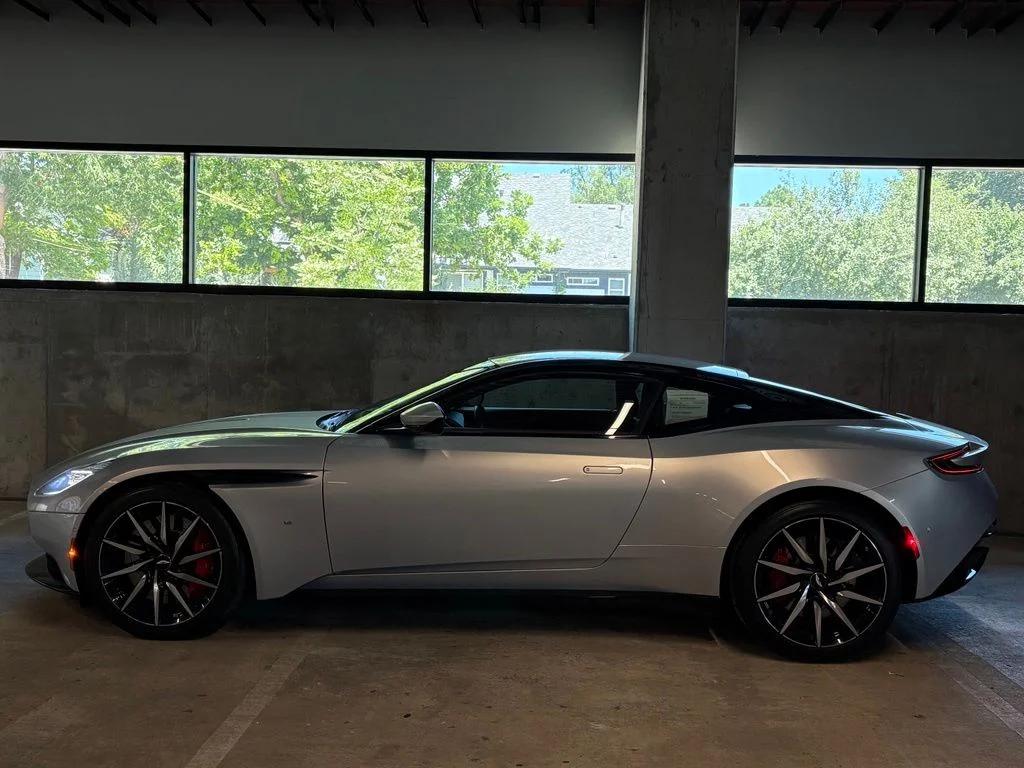aston martin db11 2017 SCFRMFAV7HGL03046 image